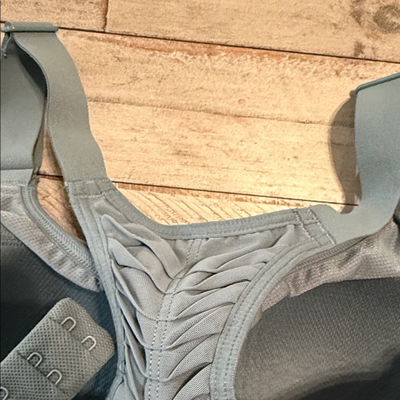 Victoria's Secret Incredible Lightweight Max Sports Bra Size 34DD Sage Blue - Picture 9 of 10